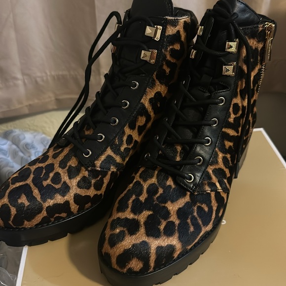 Never been used. Michael Kors Rosario Ankle Boot size 7.0 - Picture 1 of 6